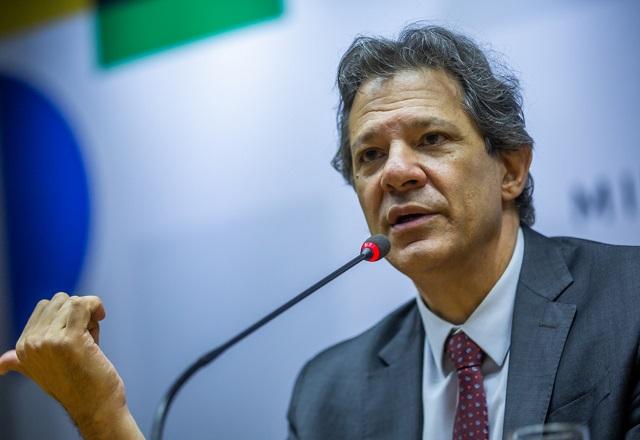Fernando Haddad gesticula enquanto fala ao microfone (Diogo Zacarias/Ministério da Fazenda)