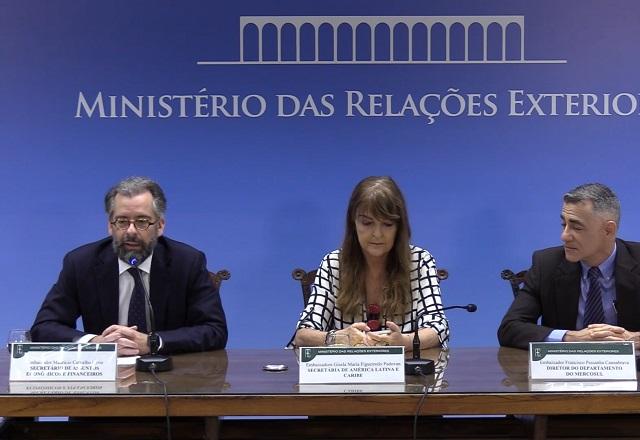Embaixador Maurício Lyrio falando ao microfone em coletiva de imprensa (Reprodução/Ministério das Relações Exteriores)