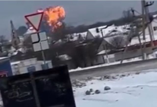 Rússia acusa Ucrânia de derrubar avião militar com 74 a bordo; Veja vídeo