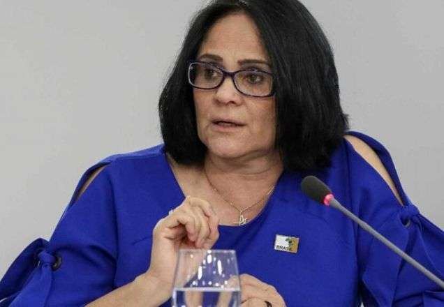 Ministra Damares pede respeito ao filho de Thammy Miranda: "Não compartilhem palavras negativas" Ministra Damares pede respeito ao filho de Thammy Miranda: "Não compartilhem palavras negativas"