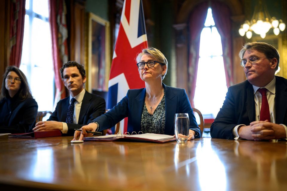 Ministra britânica das Relações Exteriores, Yvette Cooper, fala durante uma cúpula virtual | 02/04/2026/Leon Neal/Pool via Reuters