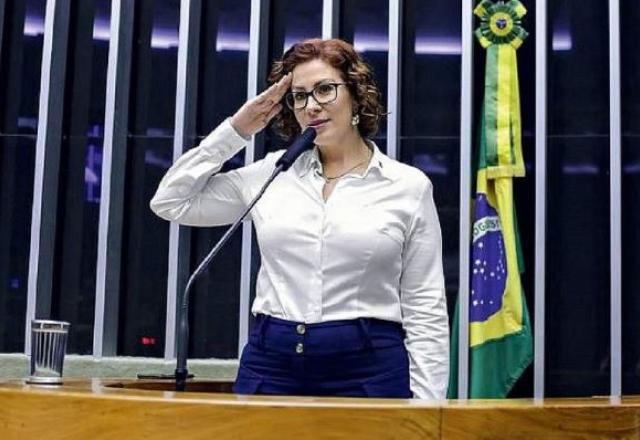 Alexandre de Moraes manda desbloquear redes sociais de Carla Zambelli Alexandre de Moraes manda desbloquear redes sociais de Carla Zambelli