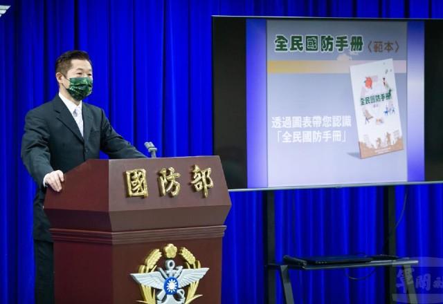 Ministro da Defesa de Taiwan em apresentação do manual de sobrevivência