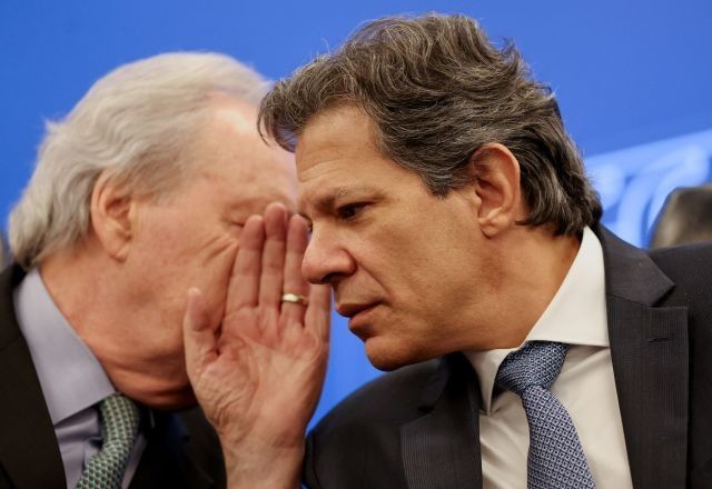 Ministro da Fazenda, Fernando Haddad, ouve o ministro da Justiça, Ricardo Lewandowski, durante coletiva de imprensa em Brasília | 28/08/2025/Reuters/Jorge Silva