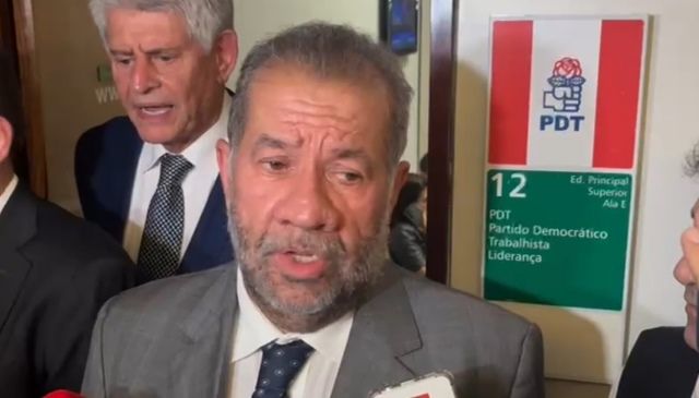 Ministro da Previdência, Carlos Lupi, dá entrevista coletiva na Câmara dos Deputados - Foto: Lis Cappi