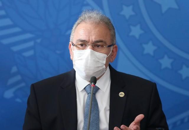 Ministro da Saude usa terno preto e máscara contra covid