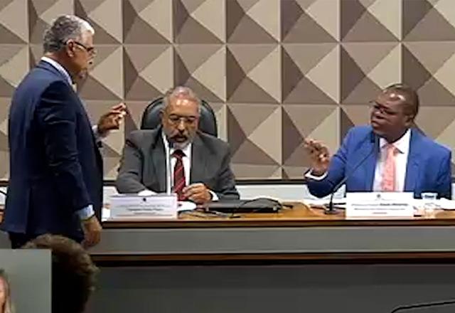 Ministro se recusa a receber réplica de feto: exploração inaceitável