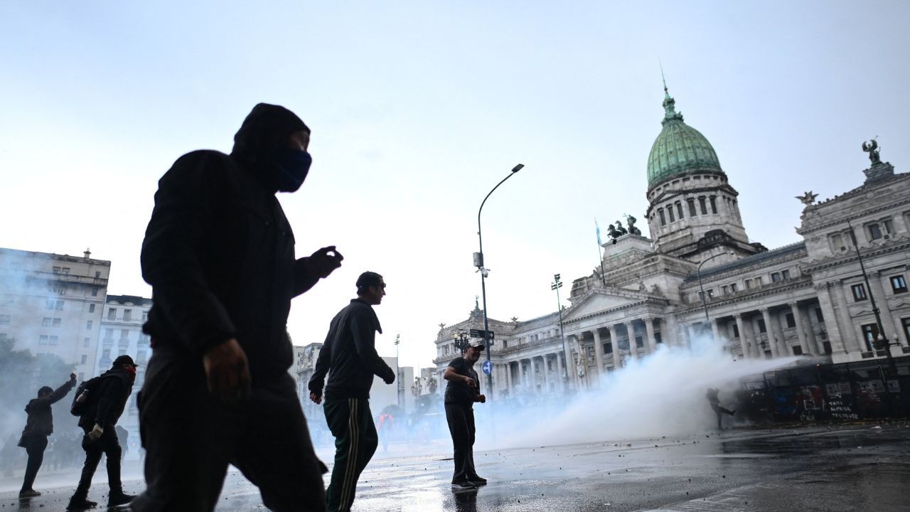 Protesto de estudantes termina em confronto na Argentina