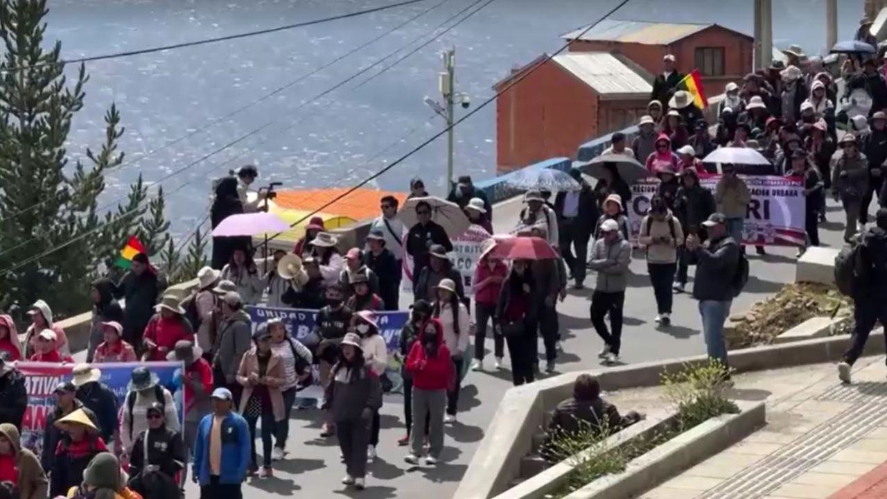 Professores fazem greve na Bolívia contra Rodrigo Paz