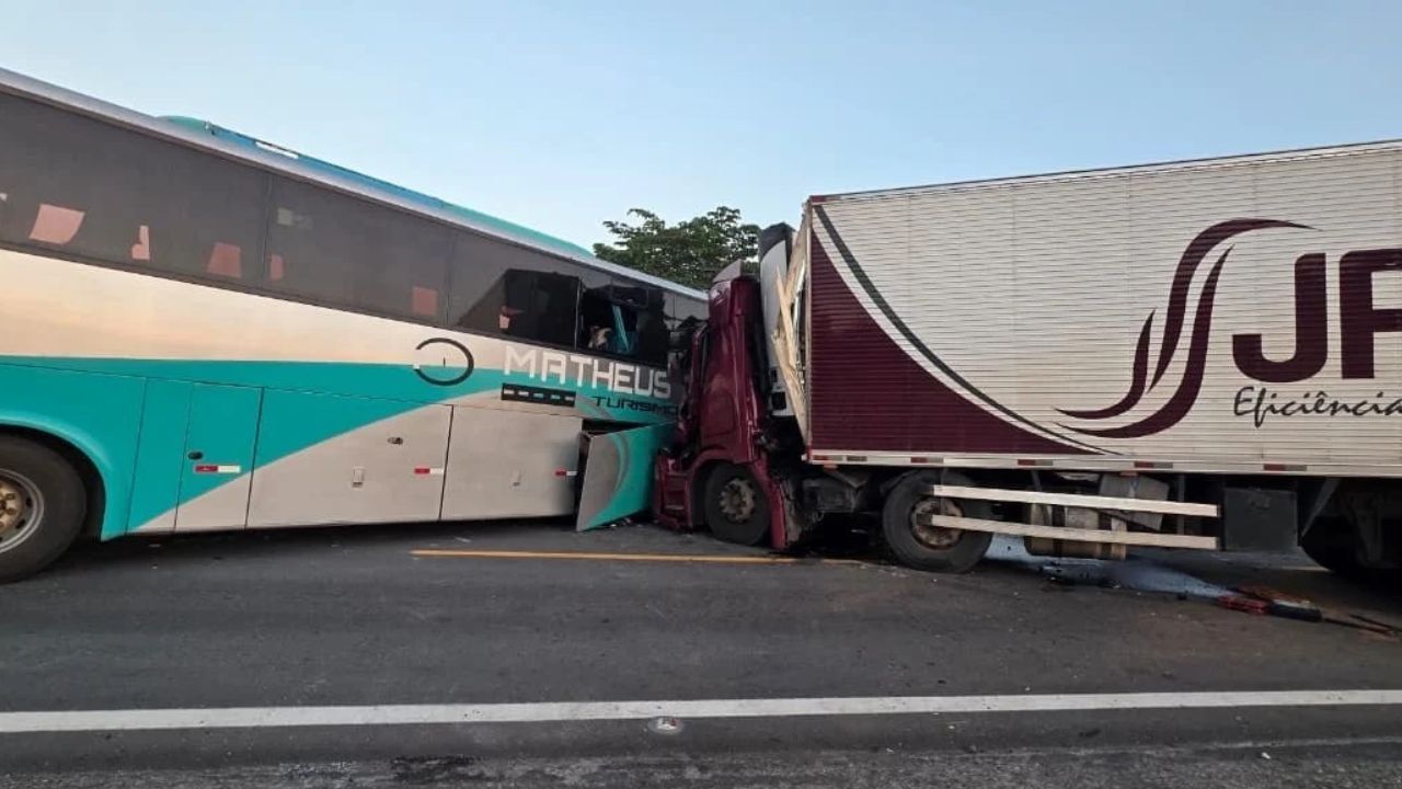Batida entre carreta e ônibus mata 1 e fere 41 pessoas em MG