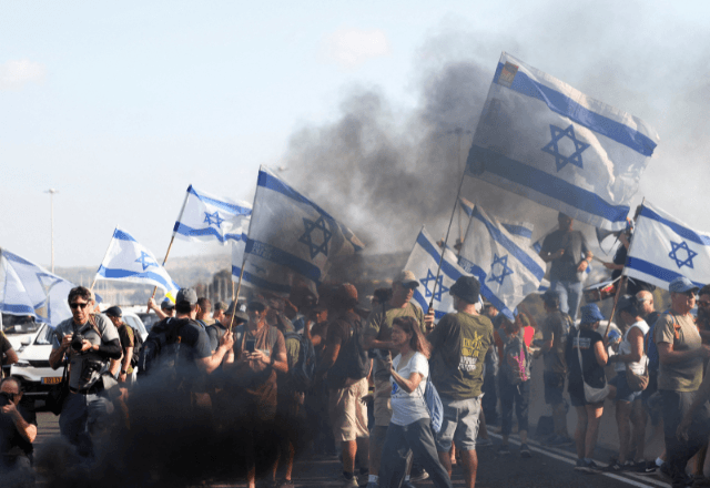 sraelenses realizam manifestação em estrada próxima de Latrun, em Israel  | Foto: reprodução/Reuters 