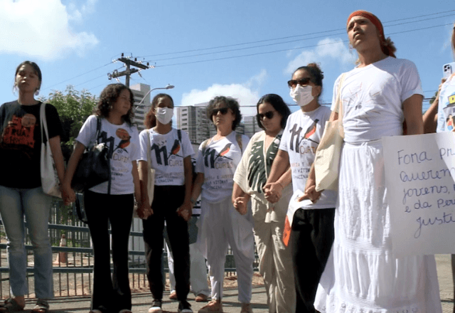 Familiares protestam em frente ao tribunal | Foto: reprodução