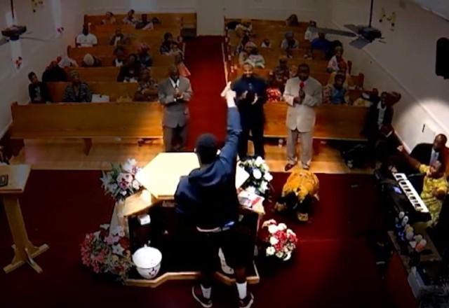 Momento do ataque em igreja dos Estados Unidos