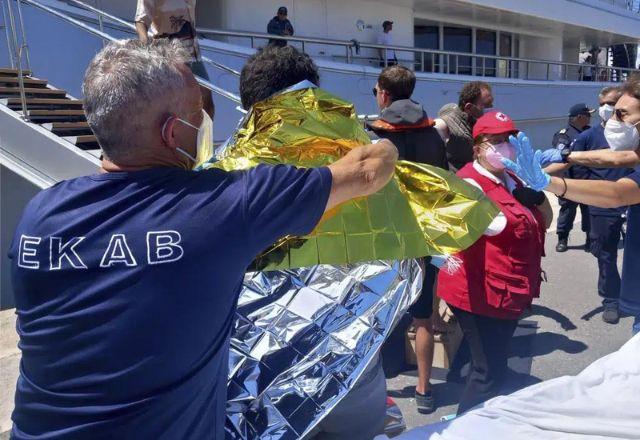 Naufrágio próximo à Grécia deixa ao menos 79 migrantes mortos Naufrágio próximo à Grécia deixa ao menos 79 migrantes mortos
