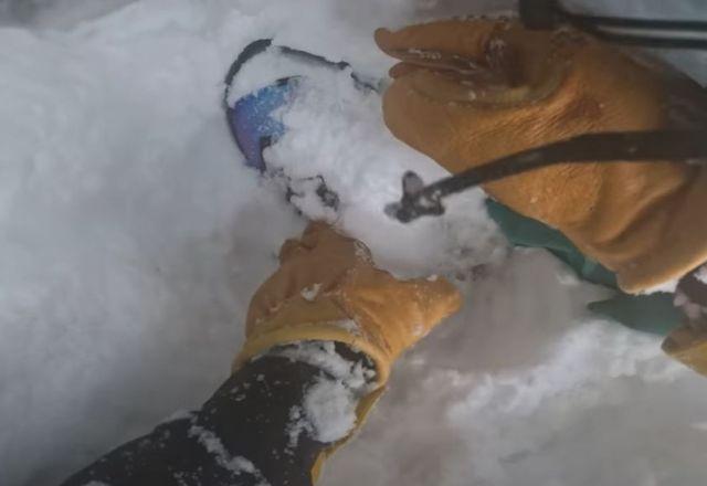 Momento dramático em que praticante de snowboard é salvo por esquiador após cair em buraco