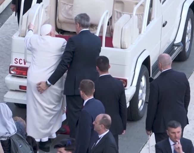 Momento em que Papa Francisco desiste de subir no papamóvel