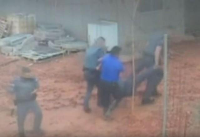 Momento em que agentes ajudam policial militar baleado durante ocorrência em SP