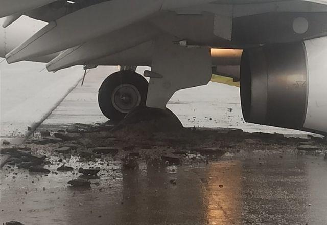Momento em que avião derrapa em pista de Florianópolis
