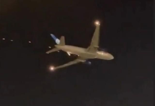 Momento em que avião solta faíscas depois de decolar