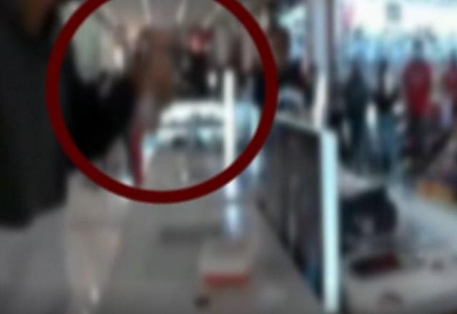 Momento em que bandidos anunciam o assalto e começa confusão