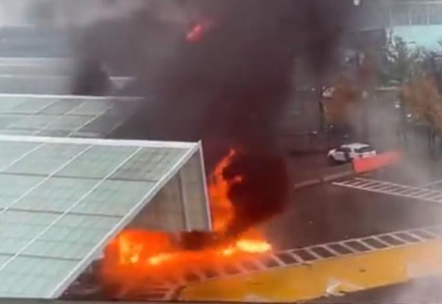 Momento em que carro explode em um posto de controle na fronteira entre EUA e Canadá