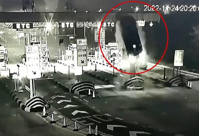 Momento em que carro voa após colisão na China