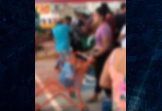 Momento em que clientes brigam por cebola