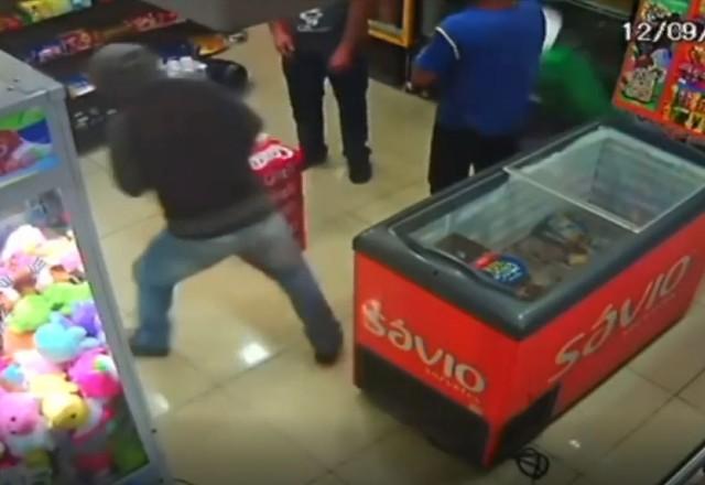 Criminoso morre ao atirar em si mesmo durante assalto no Paraná