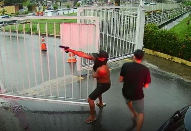 Momento em que criminosos invadem prédio e iniciam tiroteio
