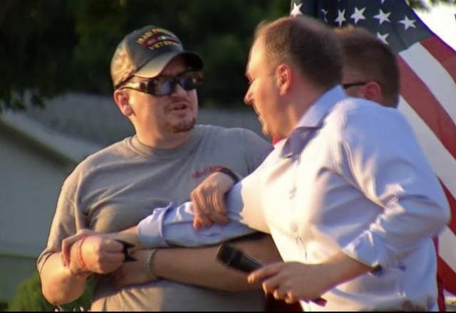 Momento em que deputado Lee Zeldin é atacado durante campanha