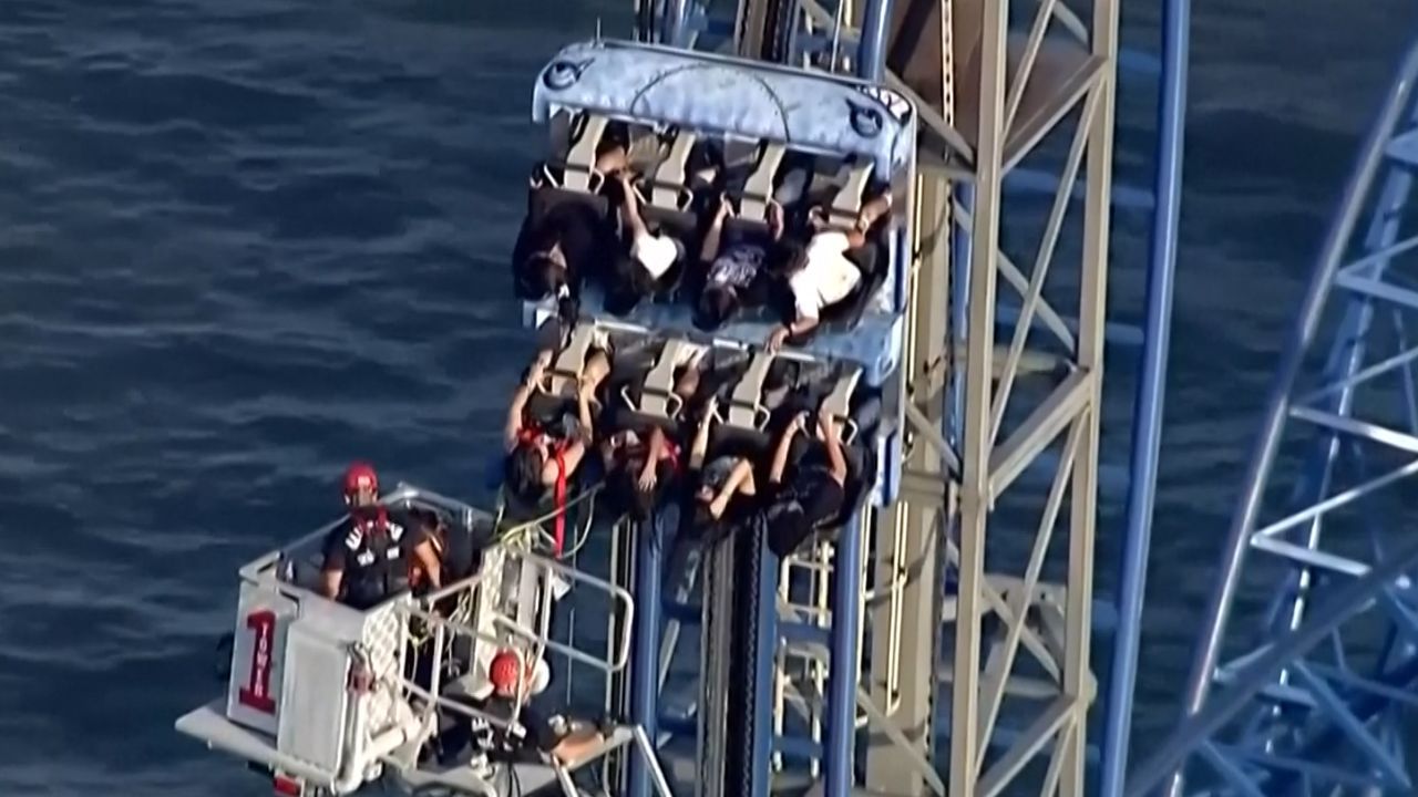 8 pessoas são resgatadas após montanha-russa quebrar nos EUA 8 pessoas são resgatadas após montanha-russa quebrar nos EUA