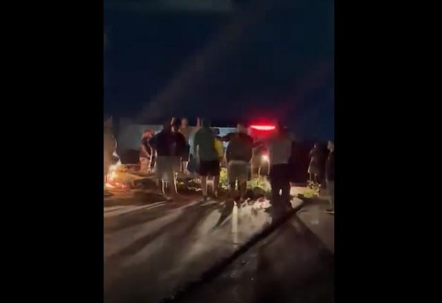 Momento em que família é impedida de passar por bolsonaristas em bloqueio