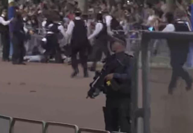 Momento em que fãs da monarquia são presos durante evento em comemoração ao jubileu de Platina