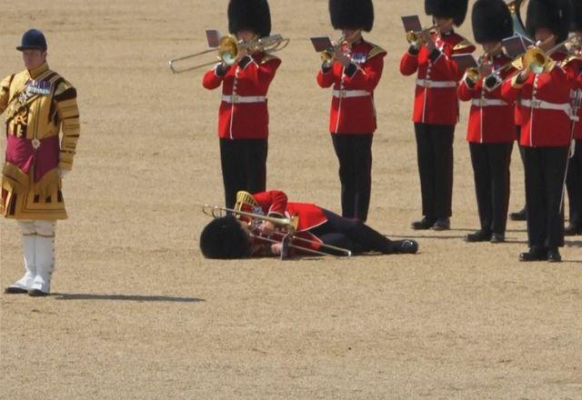 Momento em que guarda real desmaia durante cerimônia em Londres