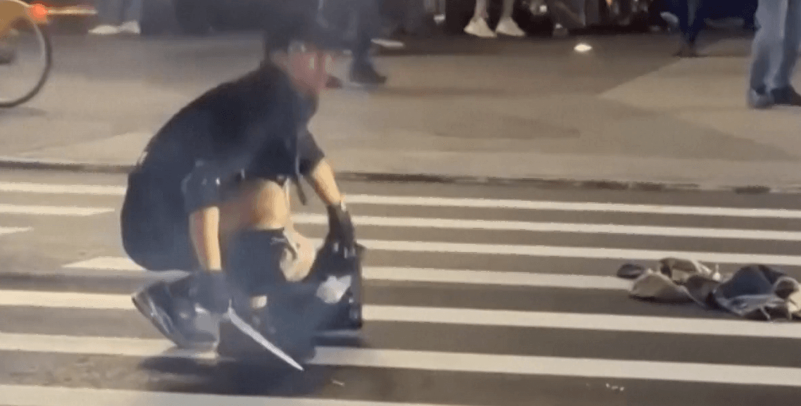 Momento em que homem armado com faca ataca pessoas em Taipei, Taiwan | Reprodução/ETtoday