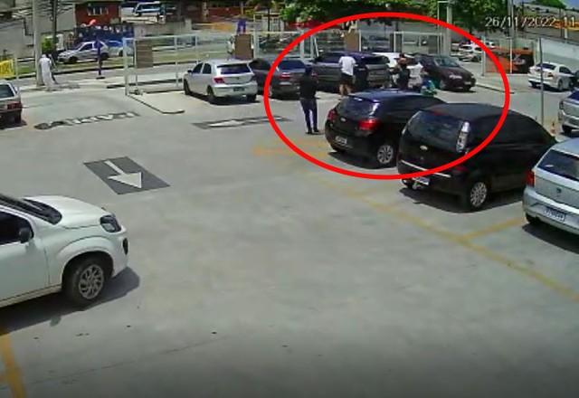 Momento em que homem é executado em supermercado no Rio