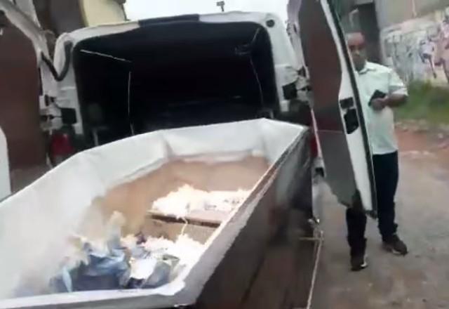 Momento em que mãe acha lixo no caixão do jovem obeso que morreu após ter atendimento negado em SP