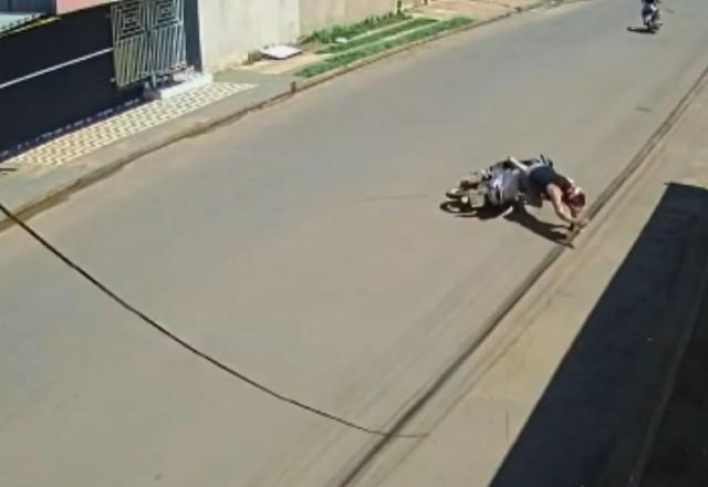 Momento em que motociclista sofre queda após se enrolar em fios soltos na rua