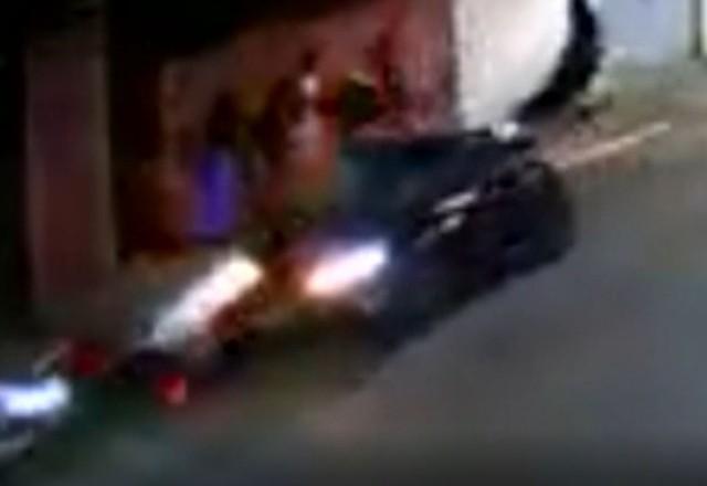 Momento em que motorista atropela criminosos em SP