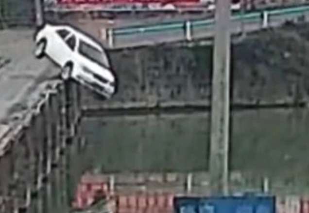 Momento em que motorista novato cai na água com o carro