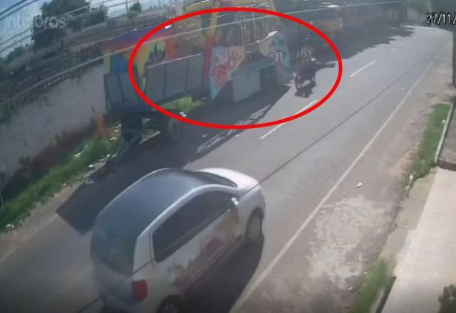Momento em que mototaxista é atingindo por placa de ferro