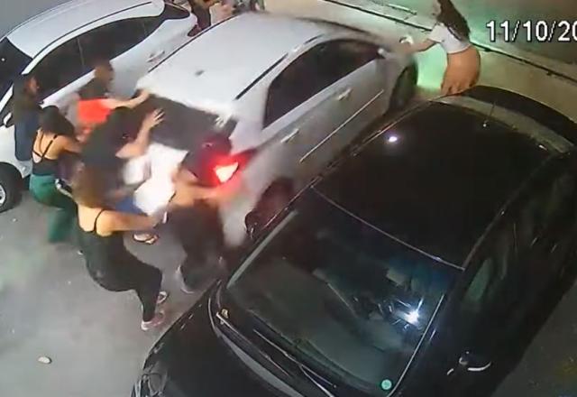 Momento em que mulher atropela várias pessoas após dicussão