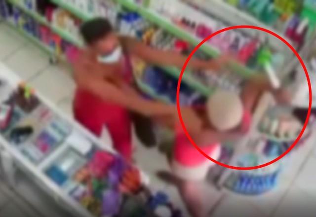 Momento em que mulher é atacada por jovem
