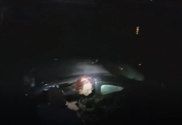Momento em que mulher é salva de carro afundando