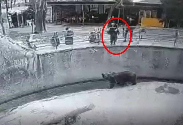 Momento em que mulher joga filho em jaula de urso