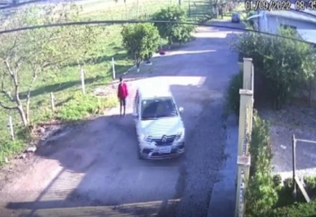 Momento em que pai deixa filho para trás