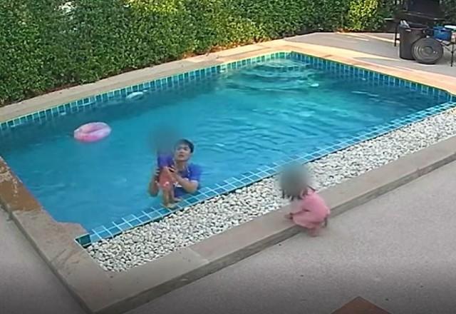 Momento em que pai resgata filha de afogamento depois de ser avisado pela filha mais velha