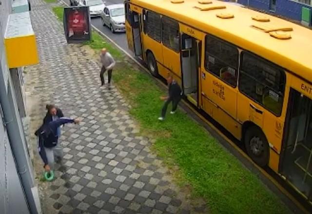 Momento em que passageiros impedem assalto