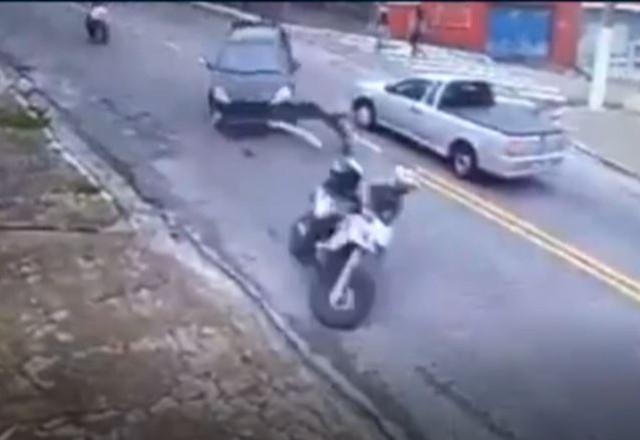Momento em que policiais a bordo de motocicleta colidem com veículo em acidente de trânsito em São Paulo