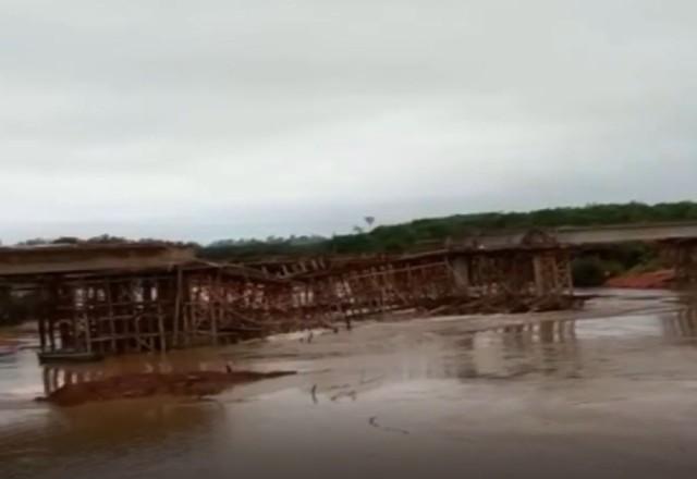 Momento em que ponte desaba na Rodovia Transamazônica